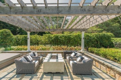 15 Mansion Dr, Topsfield MA 01983-1109 exterior