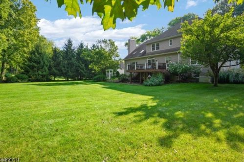 12 Stacey Ct, Sparta NJ  07871-1000 exterior