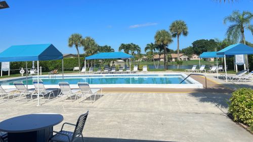 7 Farnworth Dr, Boynton Beach FL  33426-8121 exterior