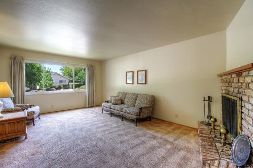 3642 Evergreen Rd, Santa Rosa, CA 95405-7639