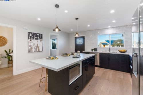 7298 Tamarack Dr, Pleasanton CA  94568-1749 exterior