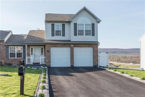 3435 Fury Ct, Slatington, PA 18080-1026
