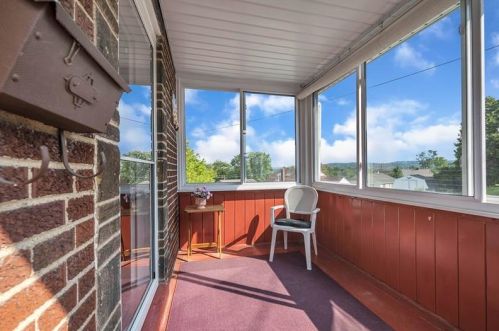 155 Warren Dr, New Kensington, PA 15068-5240