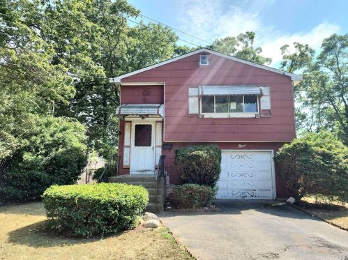9 Juniper Pl, Amityville, NY 11701-2606