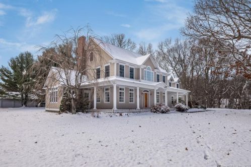 18 Westwood Dr, Waterford, CT 06385-3824