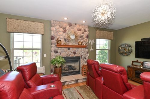 715 Apple Orchard Dr, Waterford WI  53185-2895 exterior