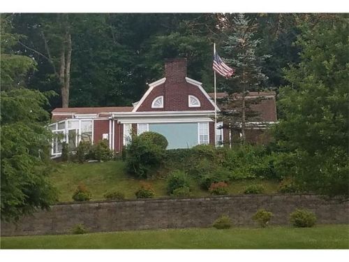 18 Moore Ave, Jeannette, PA 15644-9643