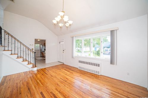 32 Durhamoc Ln, Babylon, NY 11703-3008