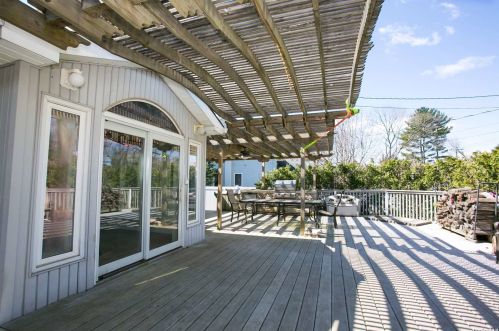 135 Renison Dr, Westbury NY  11590-1036 exterior