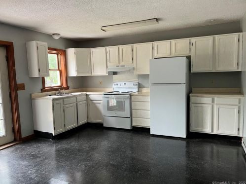 140 Dunn Rd, Coventry CT  06238-1112 exterior