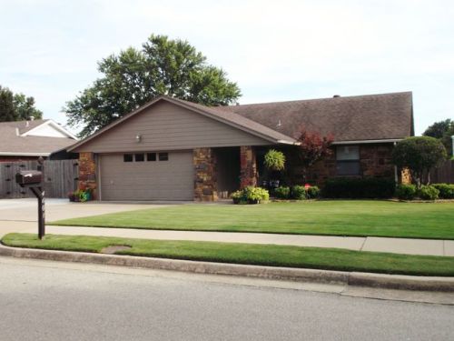 4601 Fenway Cir, Bartlesville, OK 74006-2711