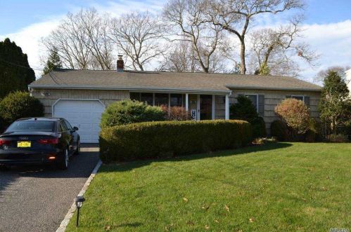 72 Holiday Blvd, Center Moriches, NY 11934-2810