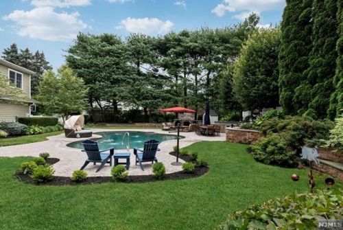 220 Allendale Ave, Allendale NJ  07401-1725 exterior