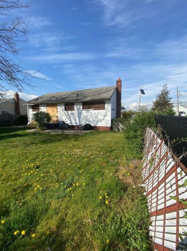 1 Floral Dr, Amityville NY  11701-1608 exterior