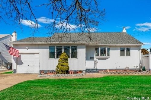 109 Bedell St, Babylon, NY 11704-5007