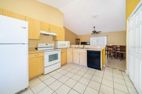212 Hawthorne Ave, Apopka, FL 32703-4108