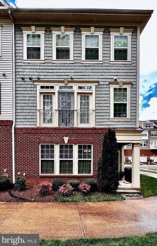 4836 Dane Ridge Cir, Woodbridge VA  22193-6520 exterior