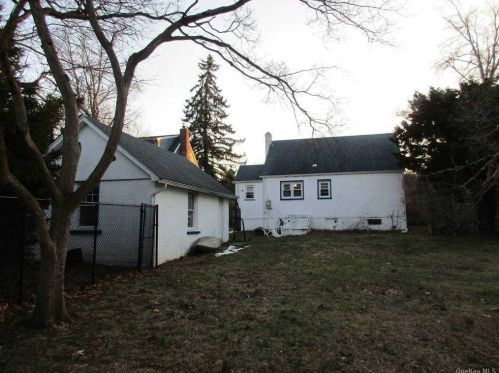 12 Kalmia St, Elwood NY  11731-1213 exterior