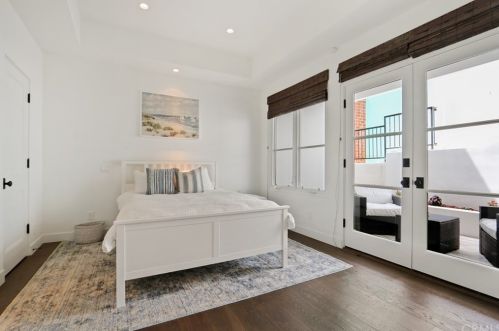 2215 Bayview Dr, Manhattan Beach CA  90266-4453 exterior
