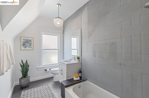 693 32 St, Oakland CA 94609-2932 exterior