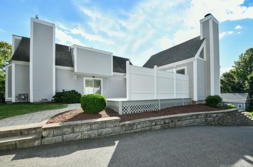 290 Main St, Cheshire CT  06410-3112 exterior