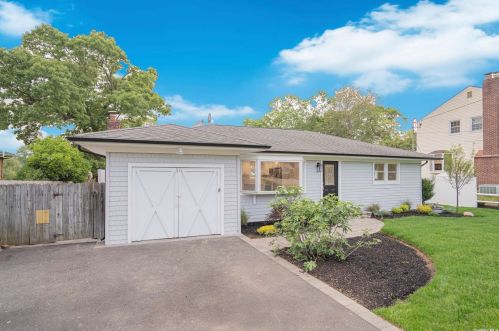 50 Arbour St, West Islip NY  11795-1015 exterior