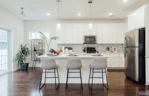 38 Walnut St, Little Falls NJ  07424-1402 exterior