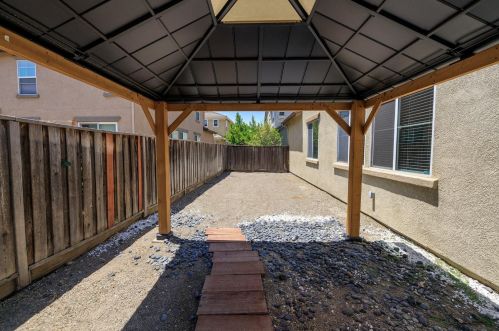 17122 Pacific Oak Ln, Lathrop CA  95330-8526 exterior