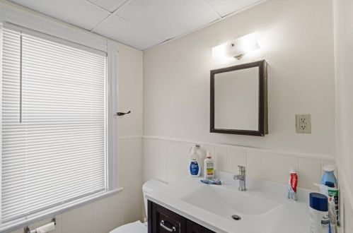 7 Bayview Ave, Middletown RI 02840-2108 exterior