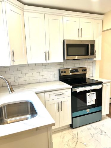 41 Bedford St, Wheatley Heights NY  11798-3903 exterior