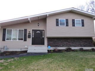 3 Spur Ln, South Setauket, NY 11720-2513