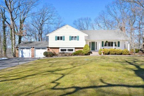 3 Avon Ct, Huntington Station, NY 11746-4921