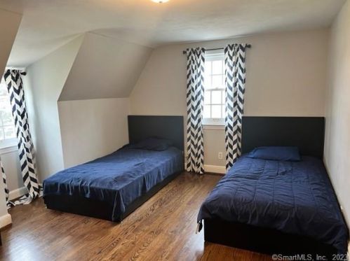 31 Oak Ridge Ln, Hartford CT  06107-3506 exterior