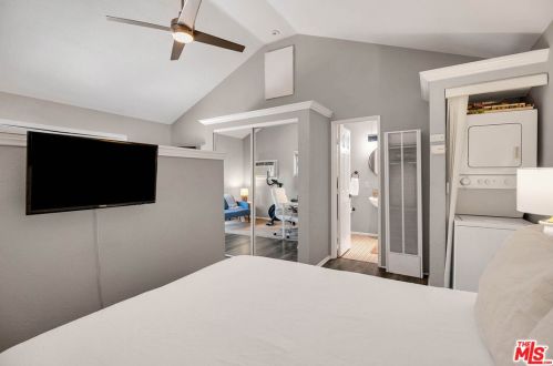 15027 Hartland St, Van Nuys CA  91405-3714 exterior