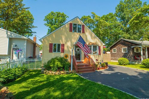 36 Vanderbilt Ave, Babylon, NY 11704-7319