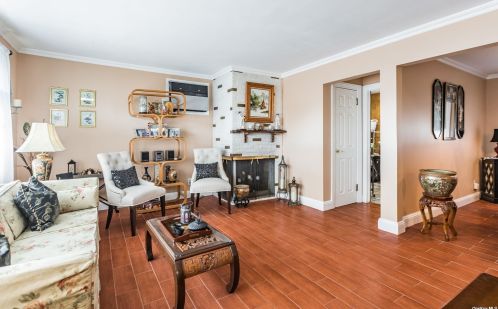 6 William St, Copiague, NY 11726-3714