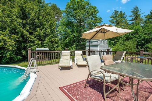 156 Raymond Rd, Deerfield NH  03037-1507 exterior