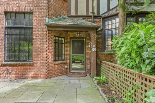 4 Manning Cir, New Rochelle, NY 10803-1807