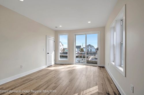 1217 Niihau Dr, Lacey NJ  08731-4702 exterior