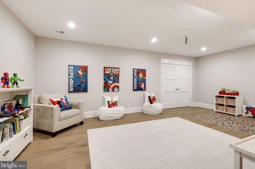 1044 Manning St, Great Falls VA  22066-1922 exterior