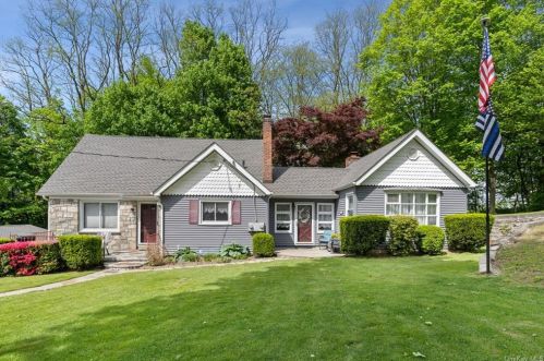 30 Lakeview Ter, Mahopac, NY 10541-1639