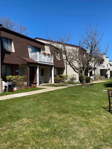121 Clubhouse Dr, Copiague, NY 11726-3249