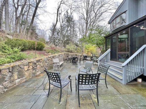 123 Apple Valley Rd, Stamford CT  06903-1332 exterior