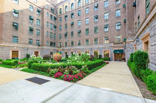 160 Middle Neck Rd, Great Neck NY  11021-4641 exterior