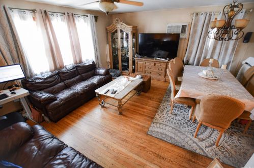 73 Bristol St, North Lindenhurst, NY 11757-4104