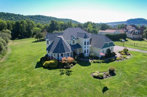 16 Marie Ln, Wallingford CT  06492-1935 exterior