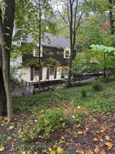 19 Walsh Way, Greystone Park, NJ 07950-1916