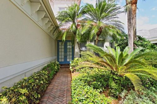 9105 Troon Lakes Dr, Naples, FL 34109-4315