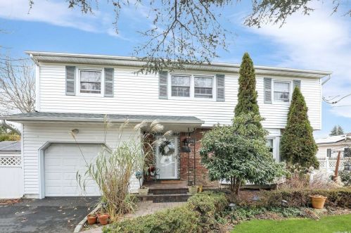 235 Manhattan Ave, Babylon, NY 11704-5508