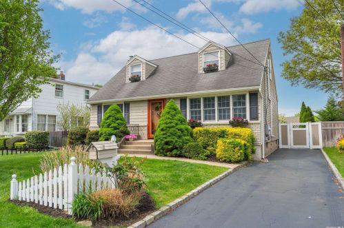 419 4th St, Elwood, NY 11731-2932